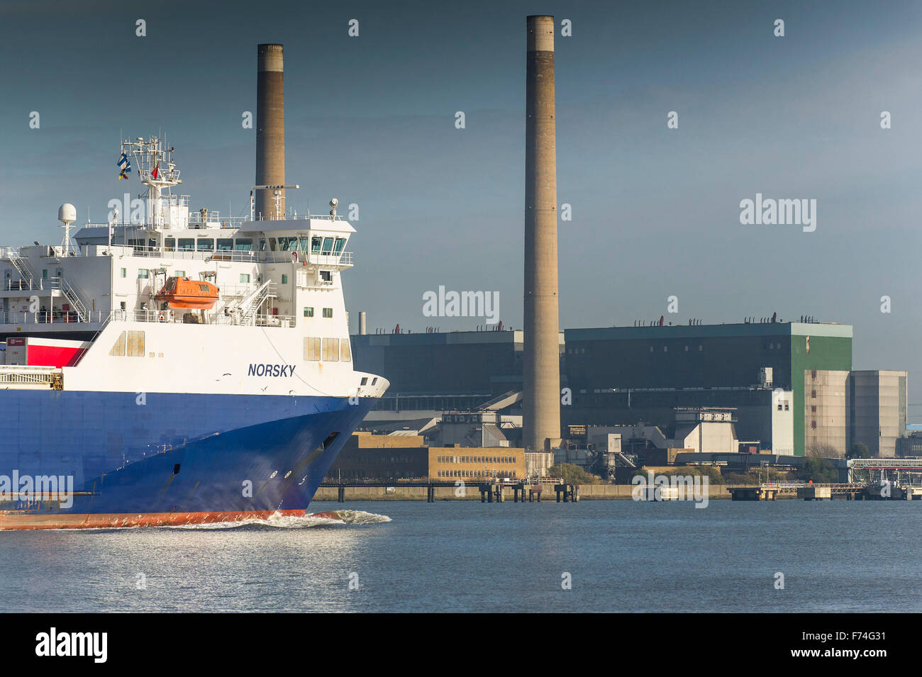 La ro-ro di nave da carico, Norsky passa Tilbury B stazione di potenza come lei downriver cuoce a vapore sul Fiume Tamigi. Foto Stock