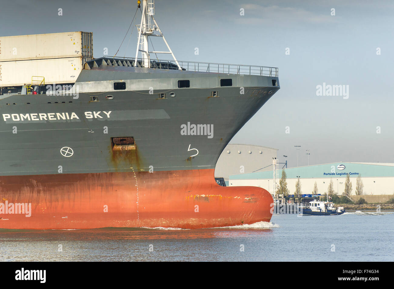 La prua della nave portacontainer, Pomerania Sky è esposta come ella downriver cuoce a vapore sul Fiume Tamigi. Foto Stock