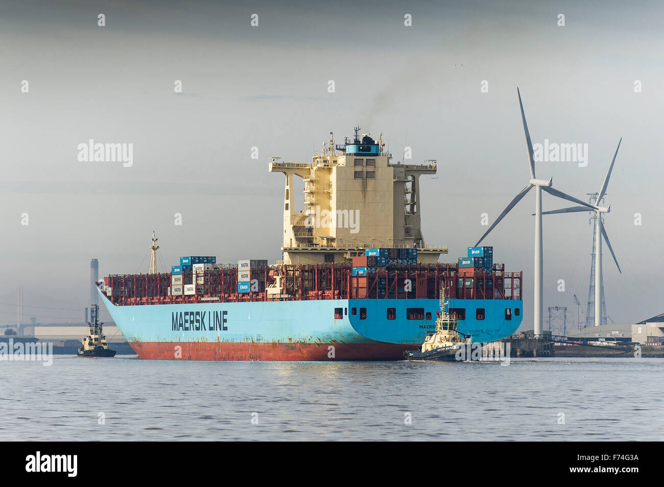 Il contenitore nave Maersk Lota circa per entrare Tilbury porta sul fiume Tamigi. Foto Stock