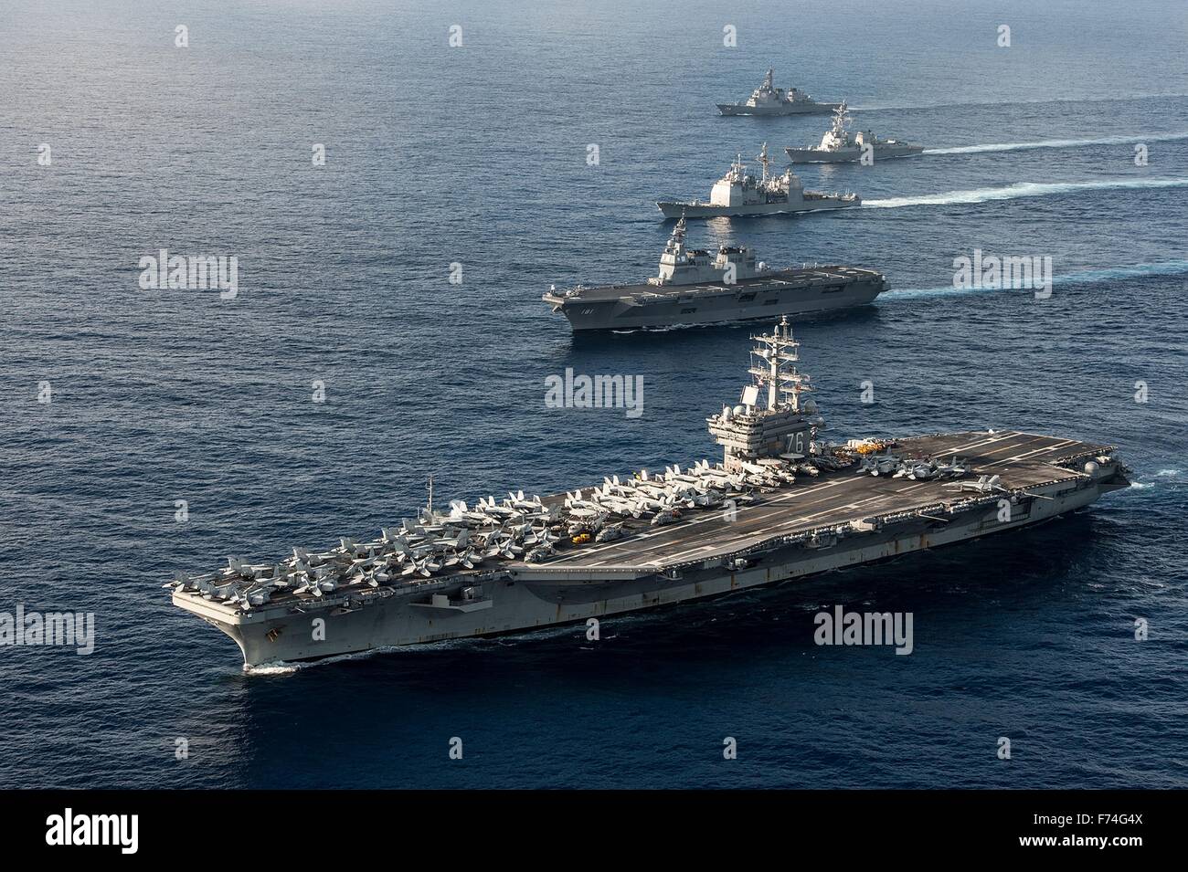 US Navy Nimitz-class portaerei USS Ronald Reagan è in corso in formazione con il Giappone marittimo Forza di Autodifesa navi durante esercizio annuale 16 Novembre 23, 2015 al largo delle coste del Giappone. Foto Stock