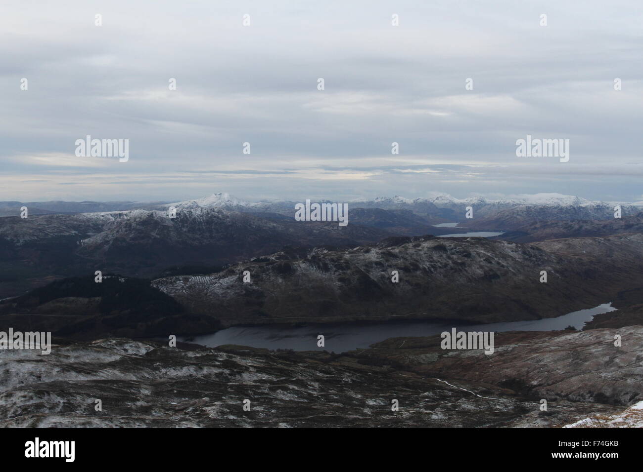 Vista in elevazione del Glen Finglas serbatoio con Loch Katrine e Loch Arklet in distanza dal Ben Ledi Scozia Novembre 2015 Foto Stock