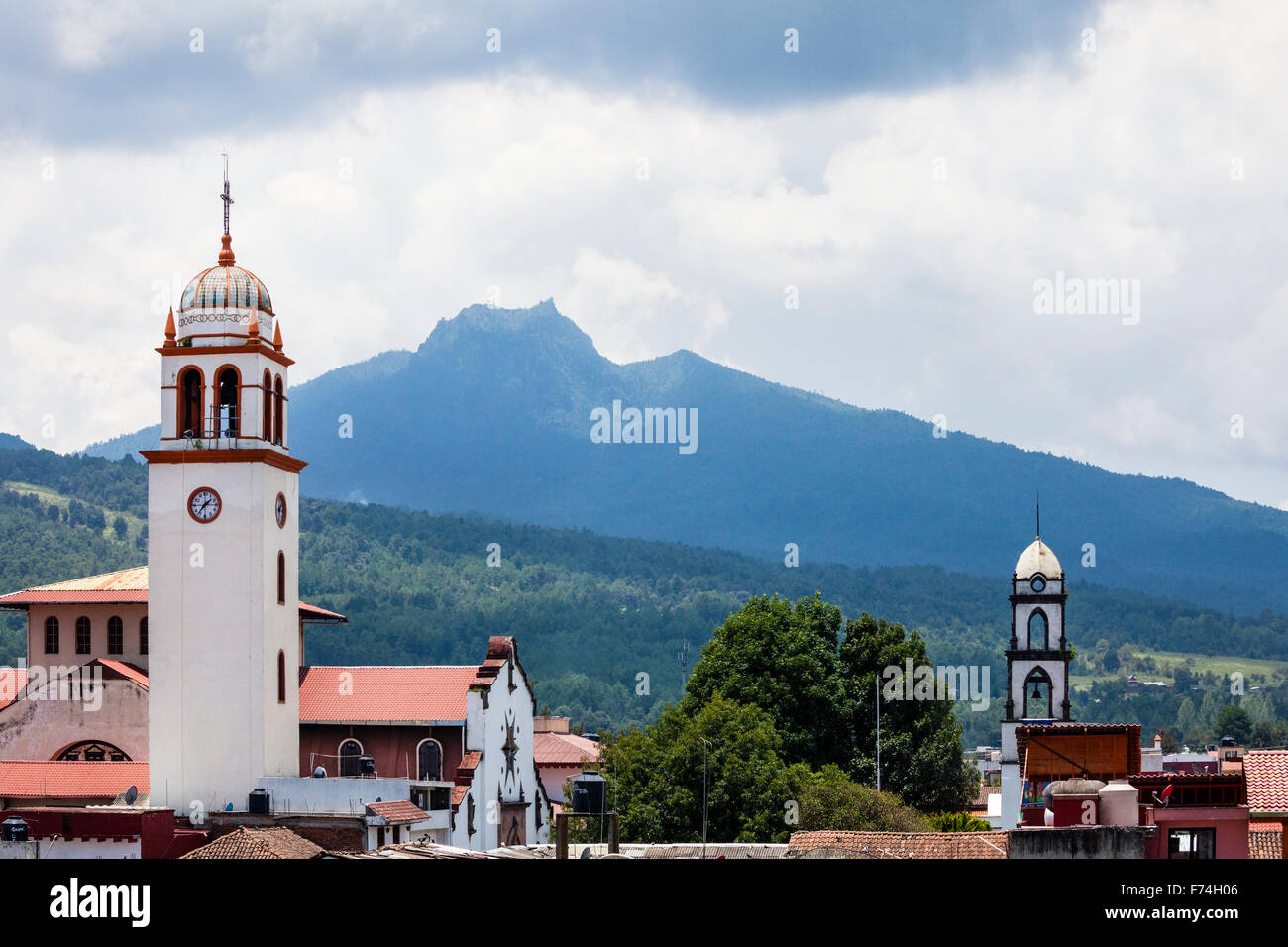 Cerro del Aguila (Eagle Hill), che molti credono che ha la forma di una chitarra,sorge dietro Paracho, Michoacan, Messico. Foto Stock