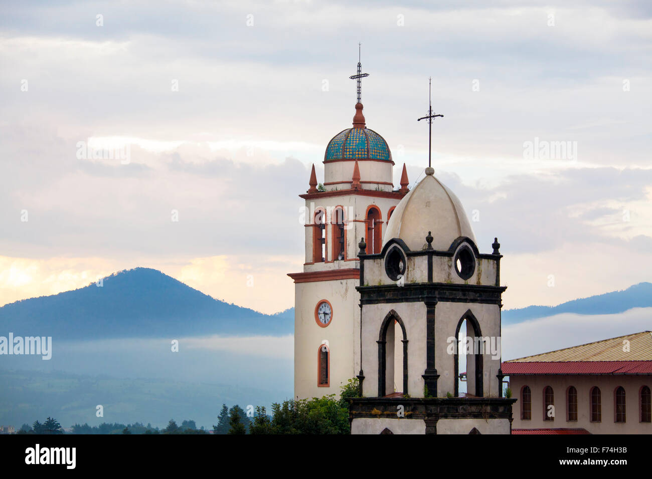 Le torri della Chiesa al tramonto nella città famosa per i suoi artigiani di chitarra, Paracho, Michoacan, Messico. Foto Stock