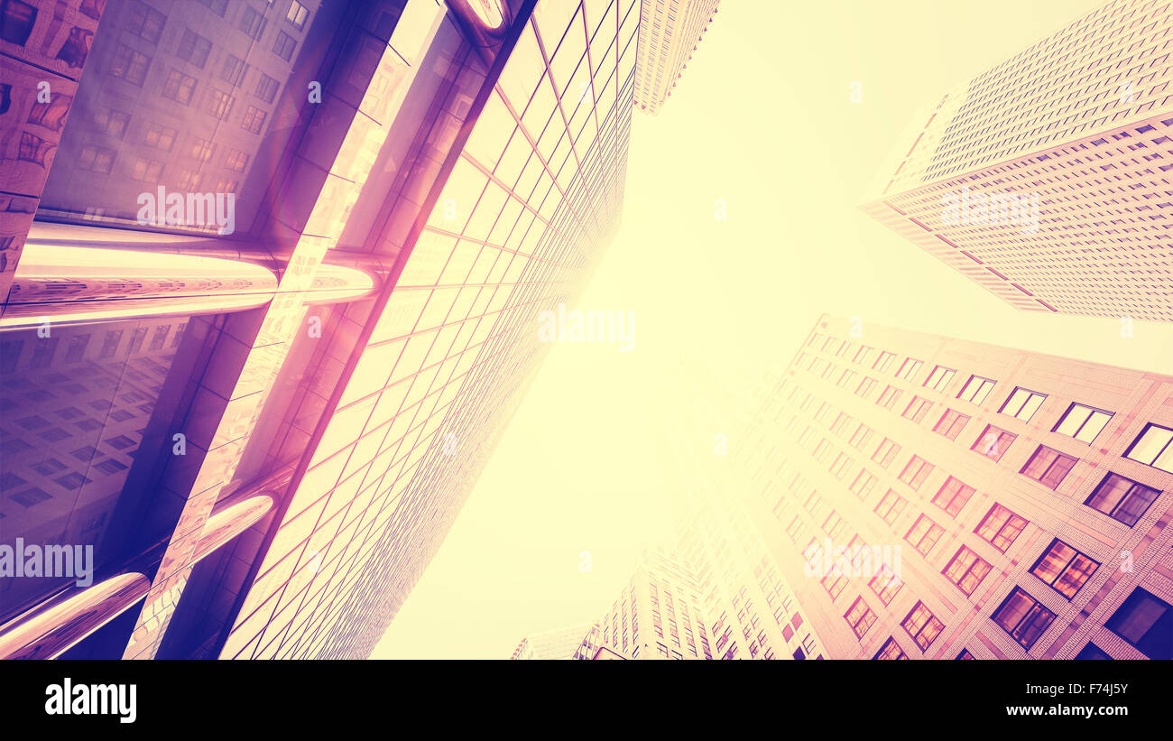 Vintage grattacieli tonico contro il sole con lente effetto flare, NYC. Foto Stock