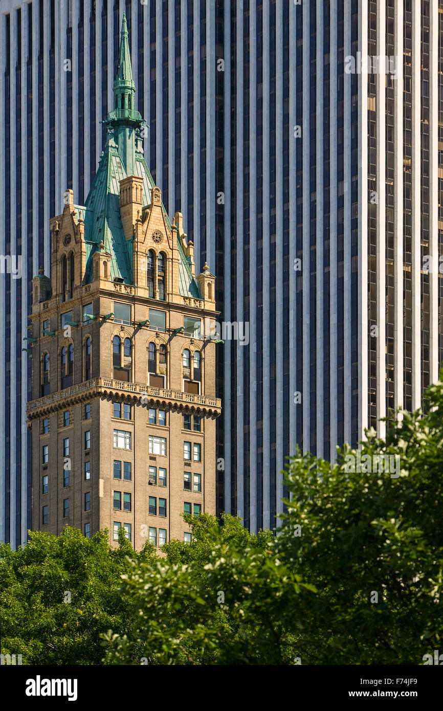 Alto edificio gotico vittoriano e grattacielo in stile internazionale - architettura contrastanti in Midtown Manhattan, New York City Foto Stock