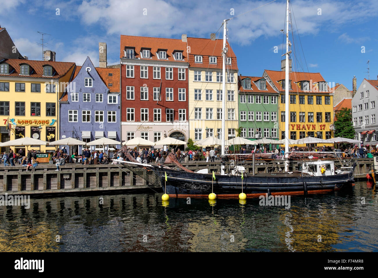 Nyhavn è un lungomare,canale e al quartiere dei divertimenti di Copenaghen, Danimarca Foto Stock