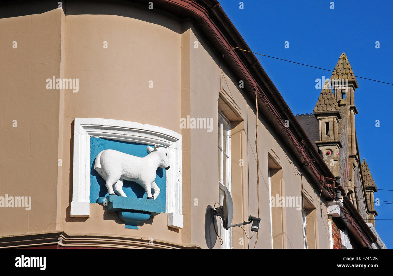 Scultura su un edificio a Tiverton, indicando l'importanza della città del commercio della lana nella sua storia. Foto Stock