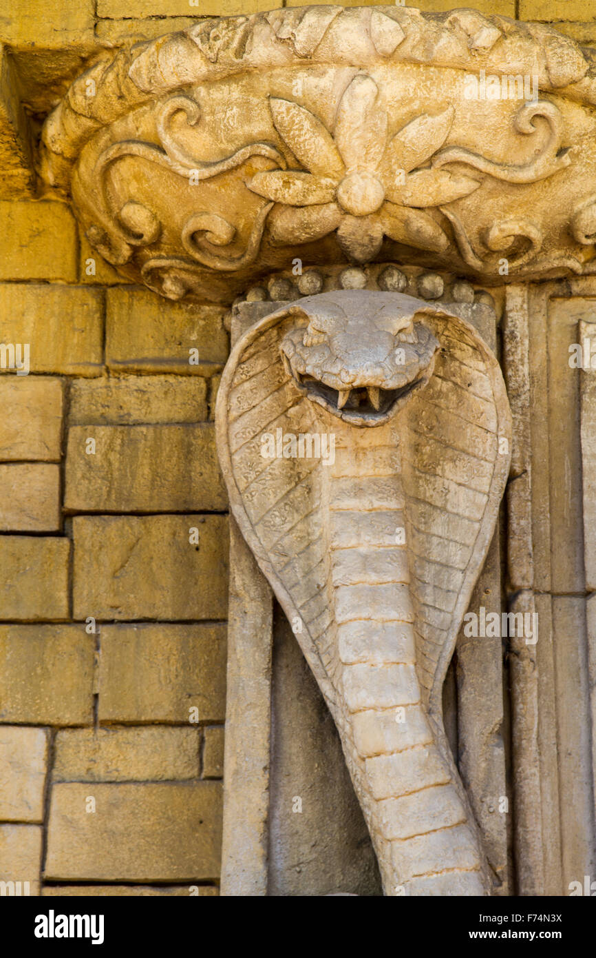 Dettaglio di una statua del cobra sul tempio indiano Foto Stock