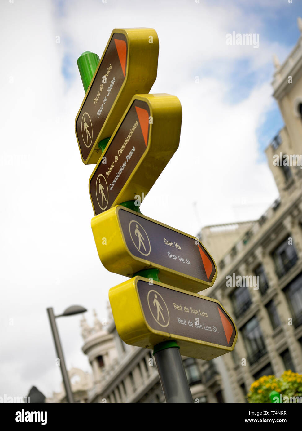 Segnali direzionali in via Alcala a Madrid Spagna Foto Stock