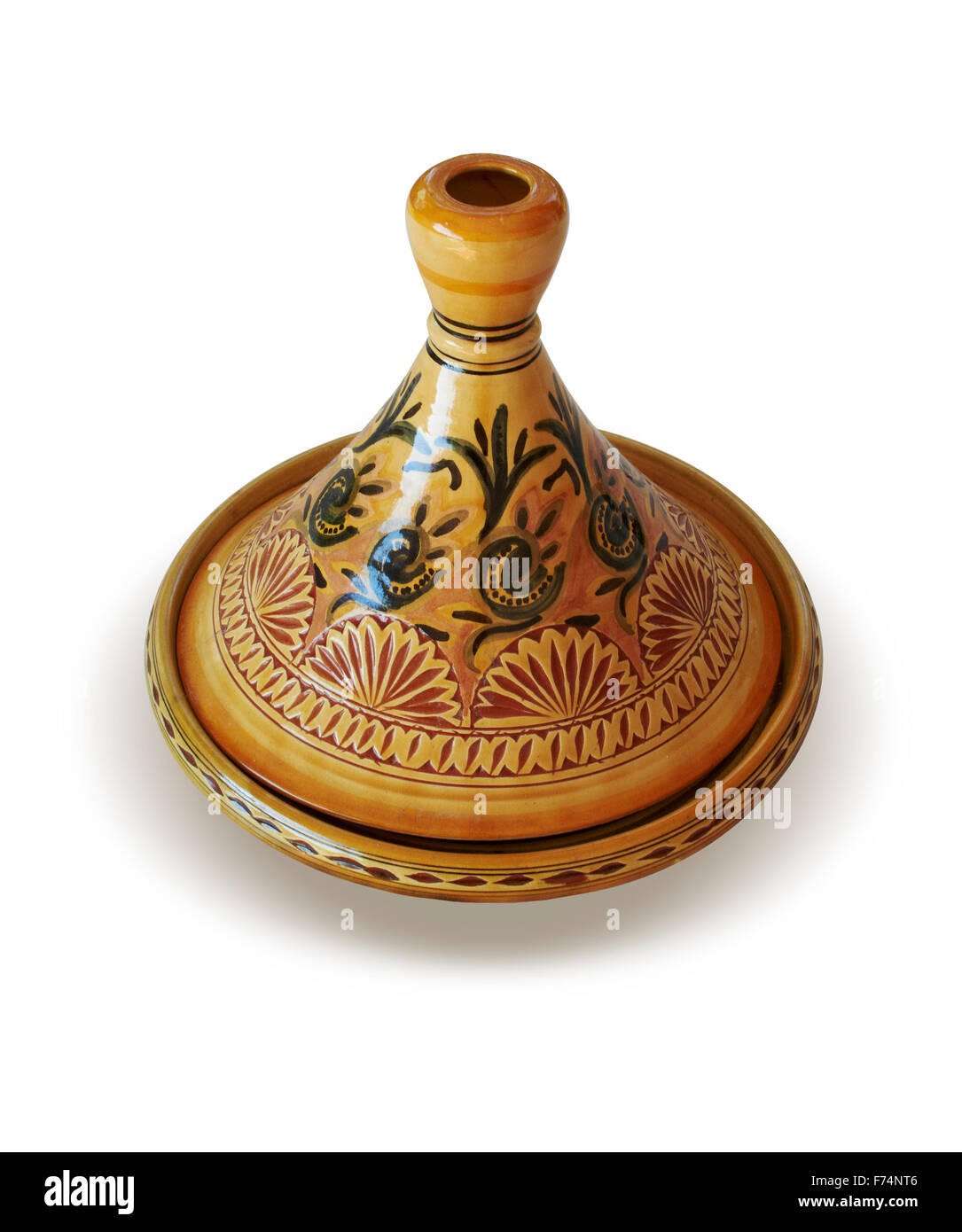 Tagine marocchino isolato su bianco, orientale pentola per la cottura. Foto Stock