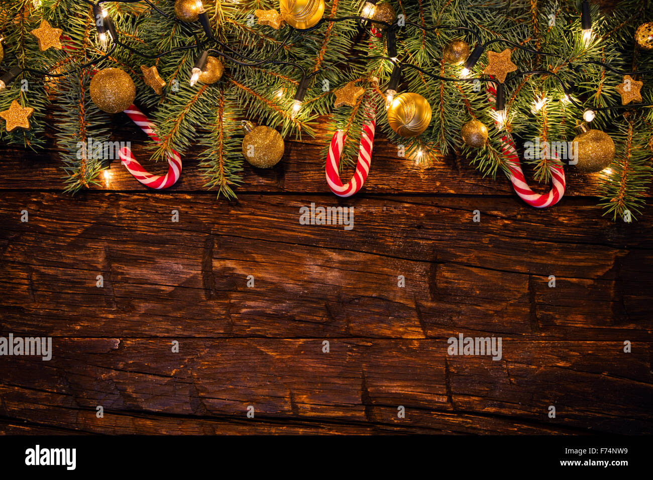 Decorazioni Natalizie Con Rami Di Abete.Decorazione Di Natale Con Rami Di Abete Su Tavole Di Legno Foto Stock Alamy