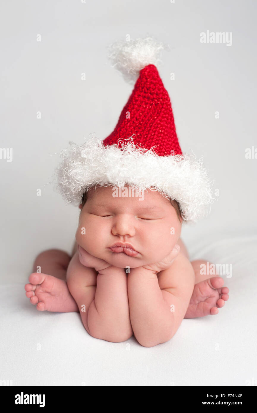 Sleeping neonato bambina indossa un cappello da Babbo Natale Foto stock -  Alamy