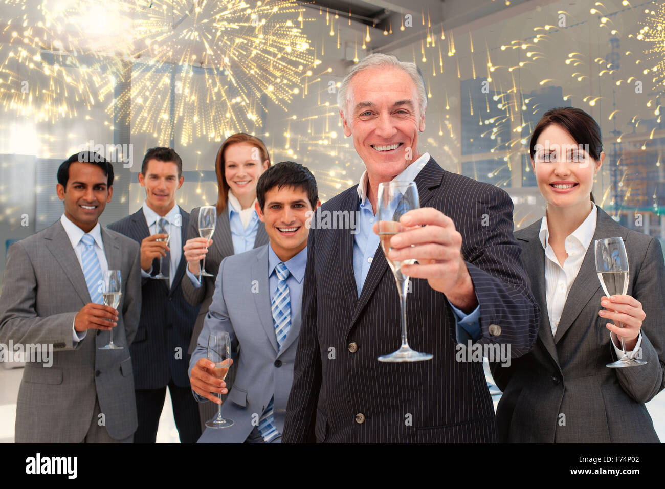 Immagine composita di felice di business diversi tostatura di gruppo con champagne Foto Stock