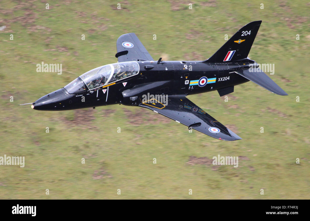 RAF Hawk T1 formazione a getto di aeromobile su un basso livello di esercizio di volo in Mach Loop, Wales, Regno Unito. Foto Stock
