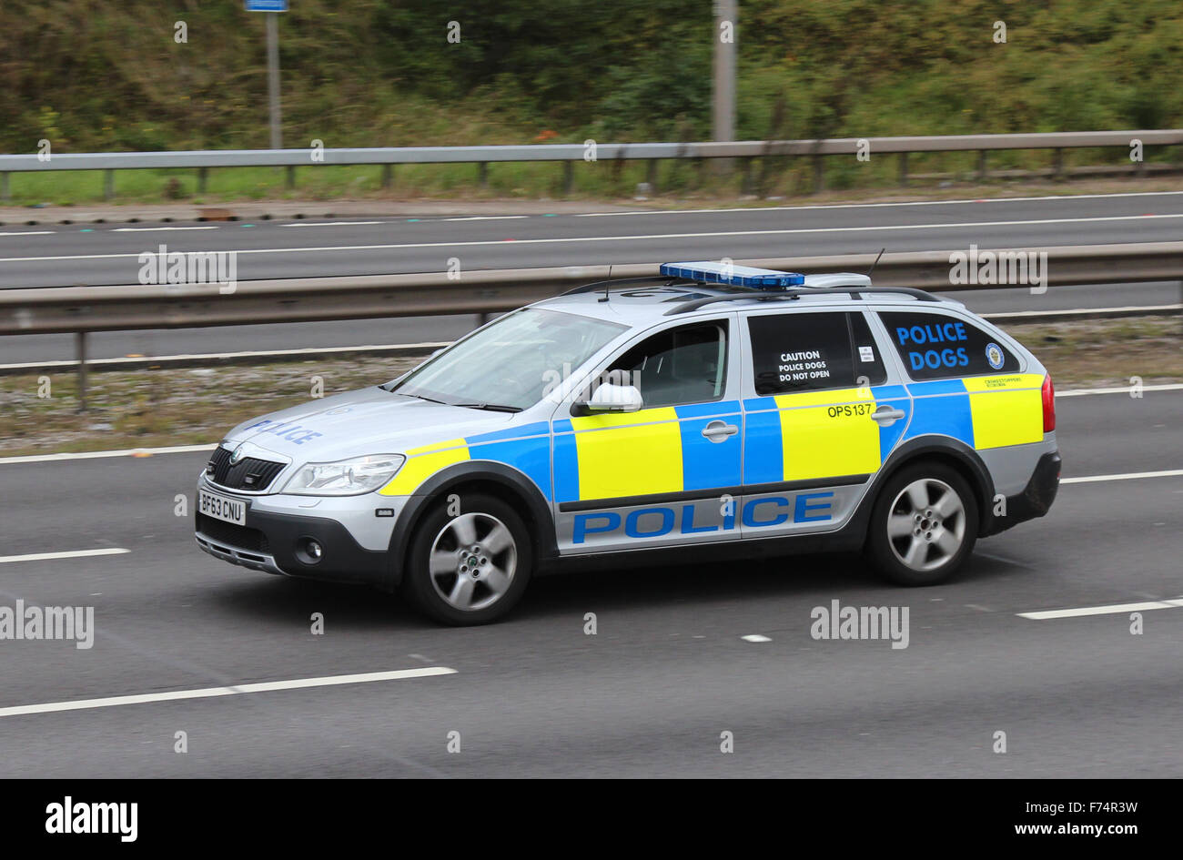 West Midlands polizia gestore del cane il veicolo che viaggia lungo l'autostrada M42. Foto Stock