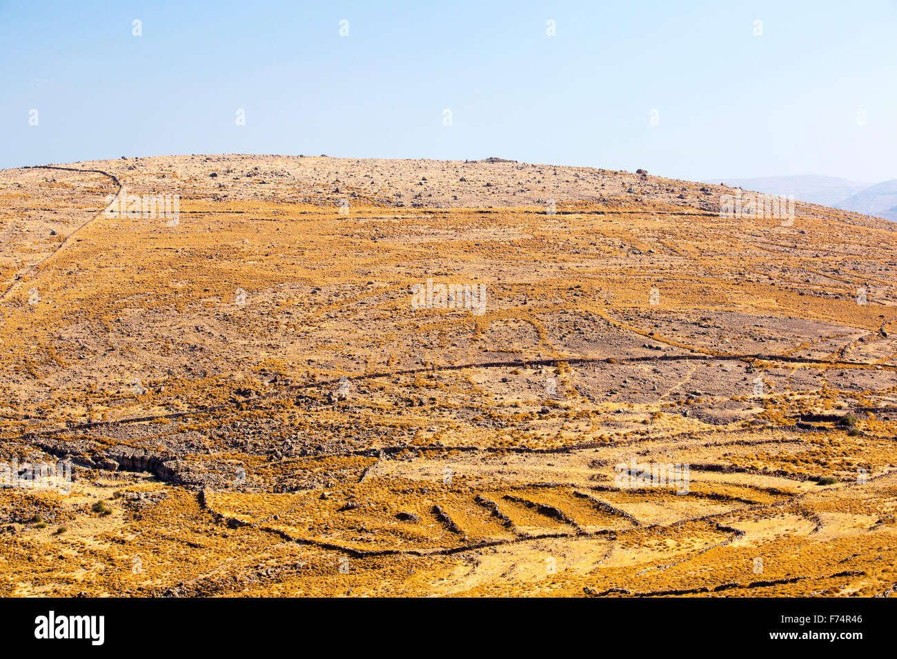 Brulle colline rocciose con scarsa vegetazione spinosa su Western lesbo al di sopra di Skala Eresou, Lesbo, Grecia. Foto Stock