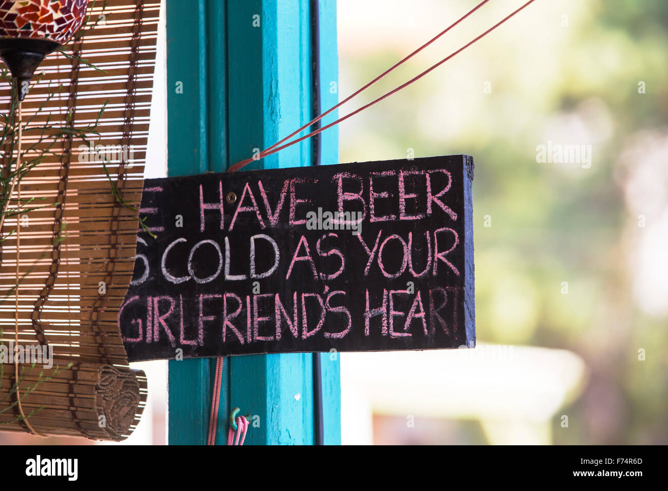 Un segno di divertimento in una taverna di fronte al mare in Skala Eresou, su Lesbo, Grecia, che è favorita da molte donne lesbiche che affollano la città. Foto Stock