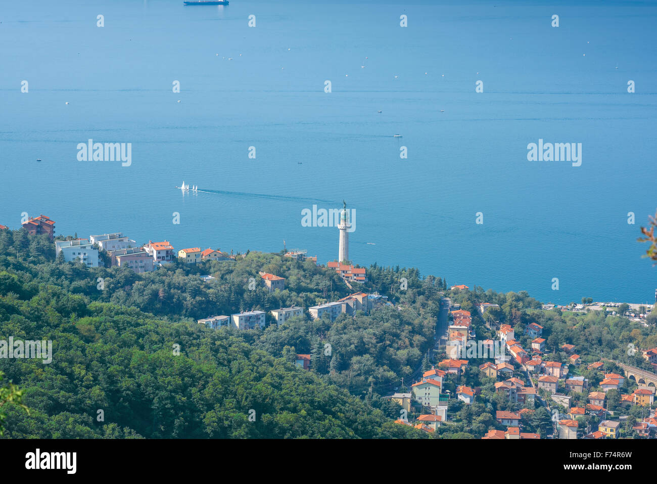 Faro Trieste, vista del faro della Vittoria sulla costa adriatica, a tre miglia ad ovest della città di Trieste, Italia. Foto Stock