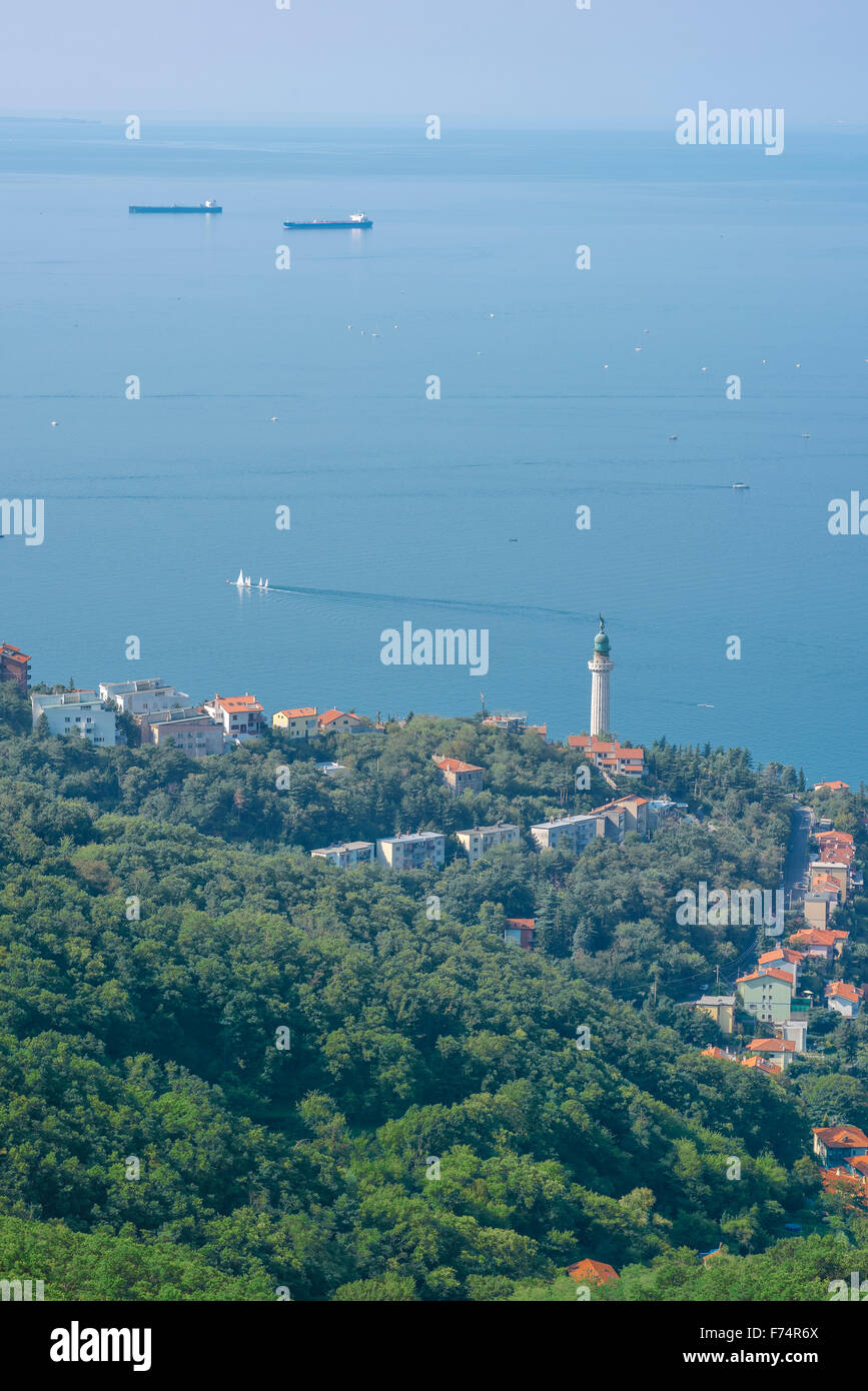 Il Faro della Vittoria faro sulla costa adriatica a due miglia a ovest della città di Trieste, Italia. Foto Stock