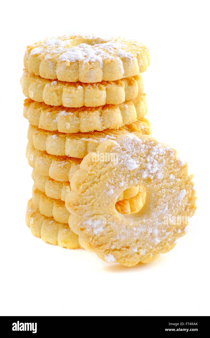 Canestrelli con zucchero a velo su sfondo bianco Foto Stock