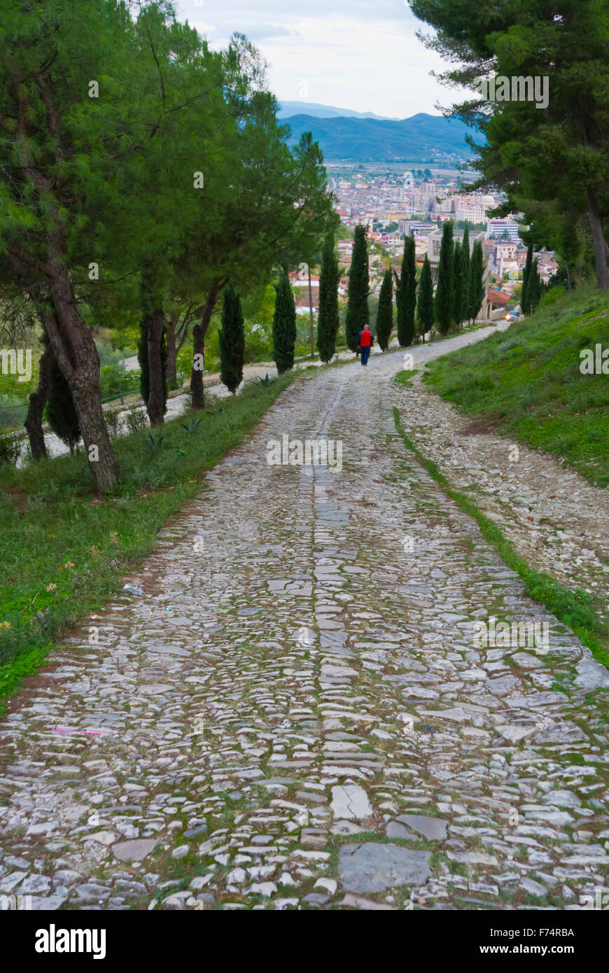 Percorso tra Kalaja, il castello e il centro città, Berat, Albania Foto Stock