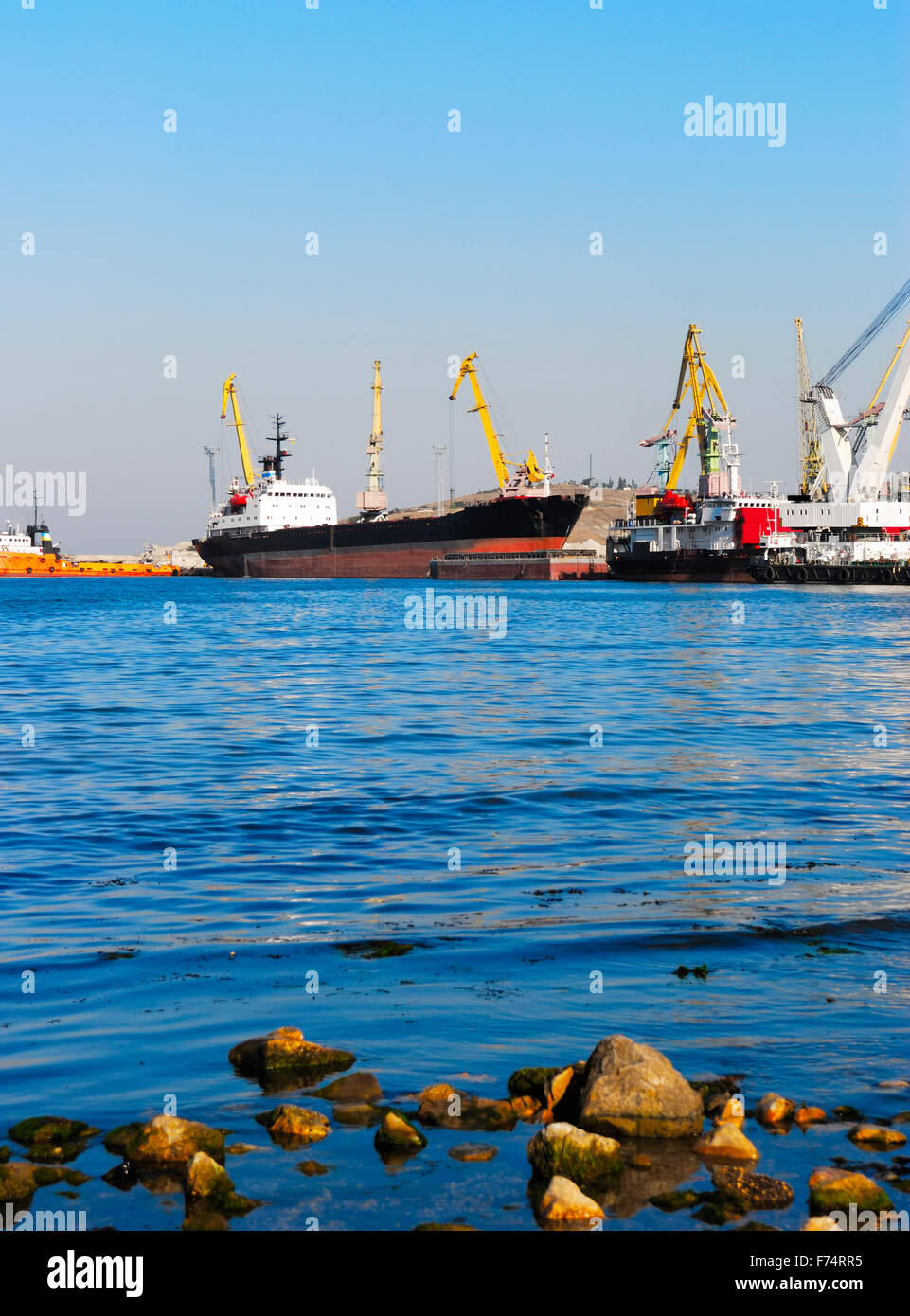 La negoziazione delle navi in porto Foto Stock