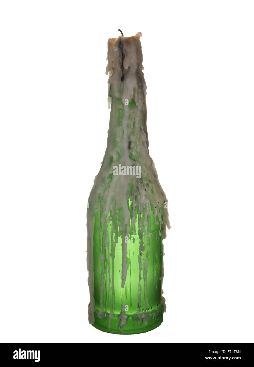 Bottiglia in vetro verde di vino con una candela isolati su sfondo bianco. Foto Stock