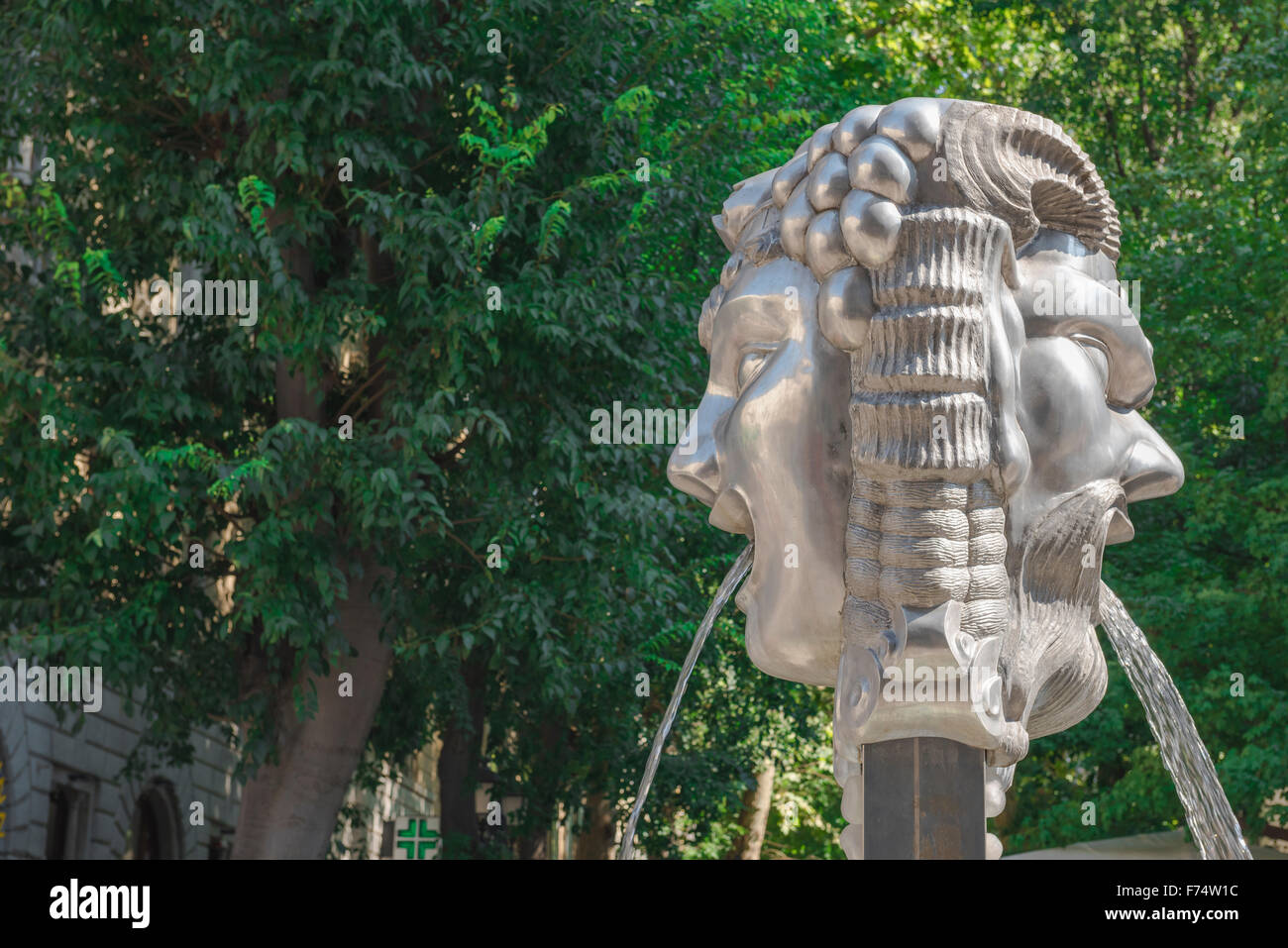 Janus fontana all'ingresso al cafe-viale alberato del Viale XX Settembre nella città di Trieste, Italia. Foto Stock