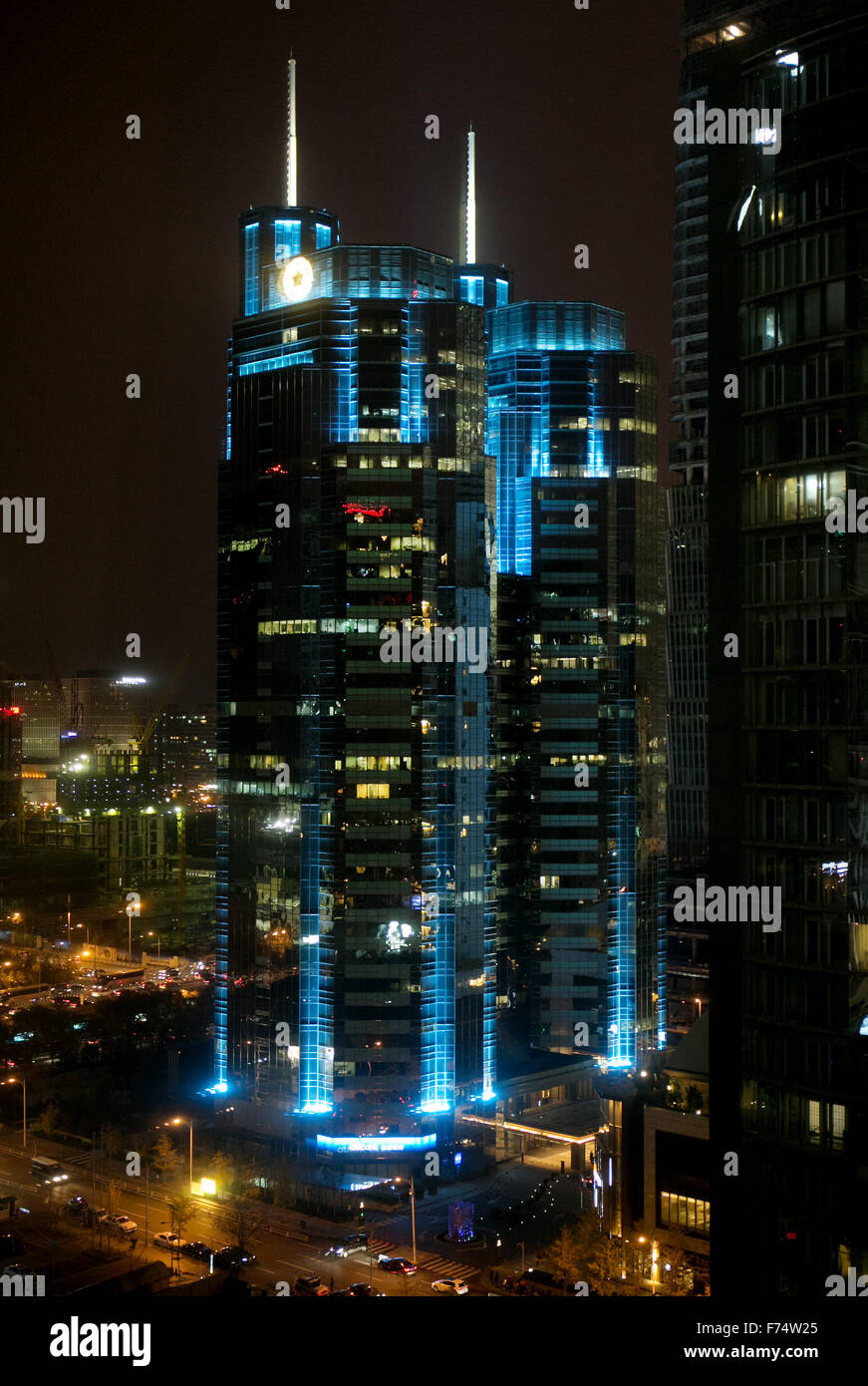 Grattacielo nel quartiere finanziario del centro cittadino di Pechino, Cina illuminato con luci blu notte Foto Stock