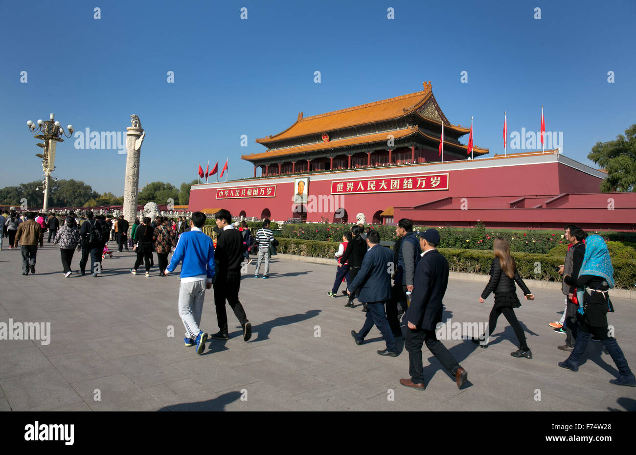 I turisti a piedi verso l'ingresso alla città proibita a gate di Tiananmen a Pechino in Cina. Foto Stock