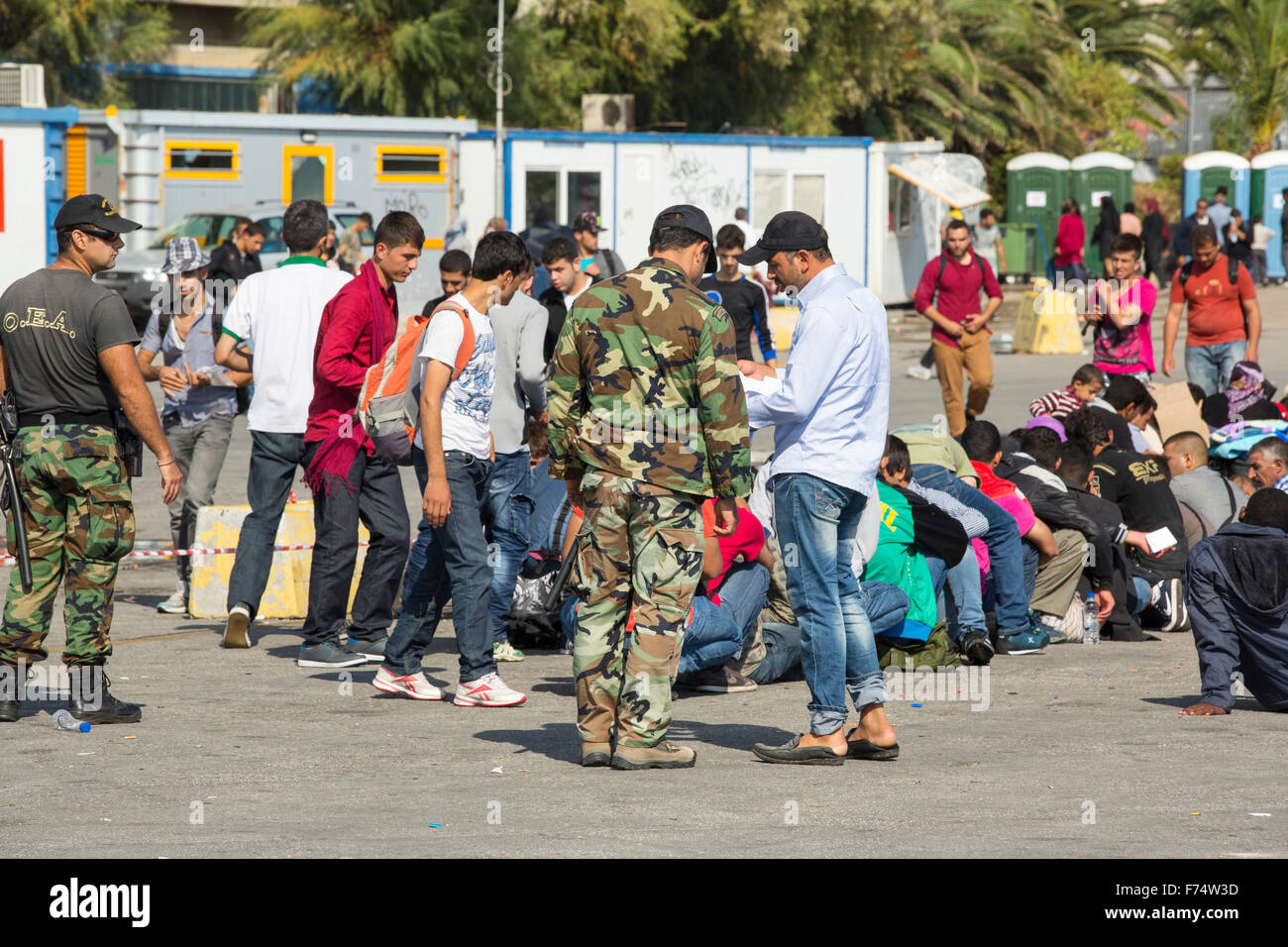 Gli immigrati siriani che fuggono dalla guerra e la fuga verso l'Europa, che hanno atterrato sull'isola greca di Lesbo sulla costa nord a Efthalou e ha fatto il loro modo a Mitilene. Fino a 4 mila migranti un giorno sbarcano sull isola e schiacciante le autorità. Essi sono traficked illegale dal popolo turco i trafficanti che carica fino a 2.000 dollari a persona per mezza ora di viaggio in un sovraffollamento inflateable barca dalla terraferma turco a Lesbo. Foto Stock