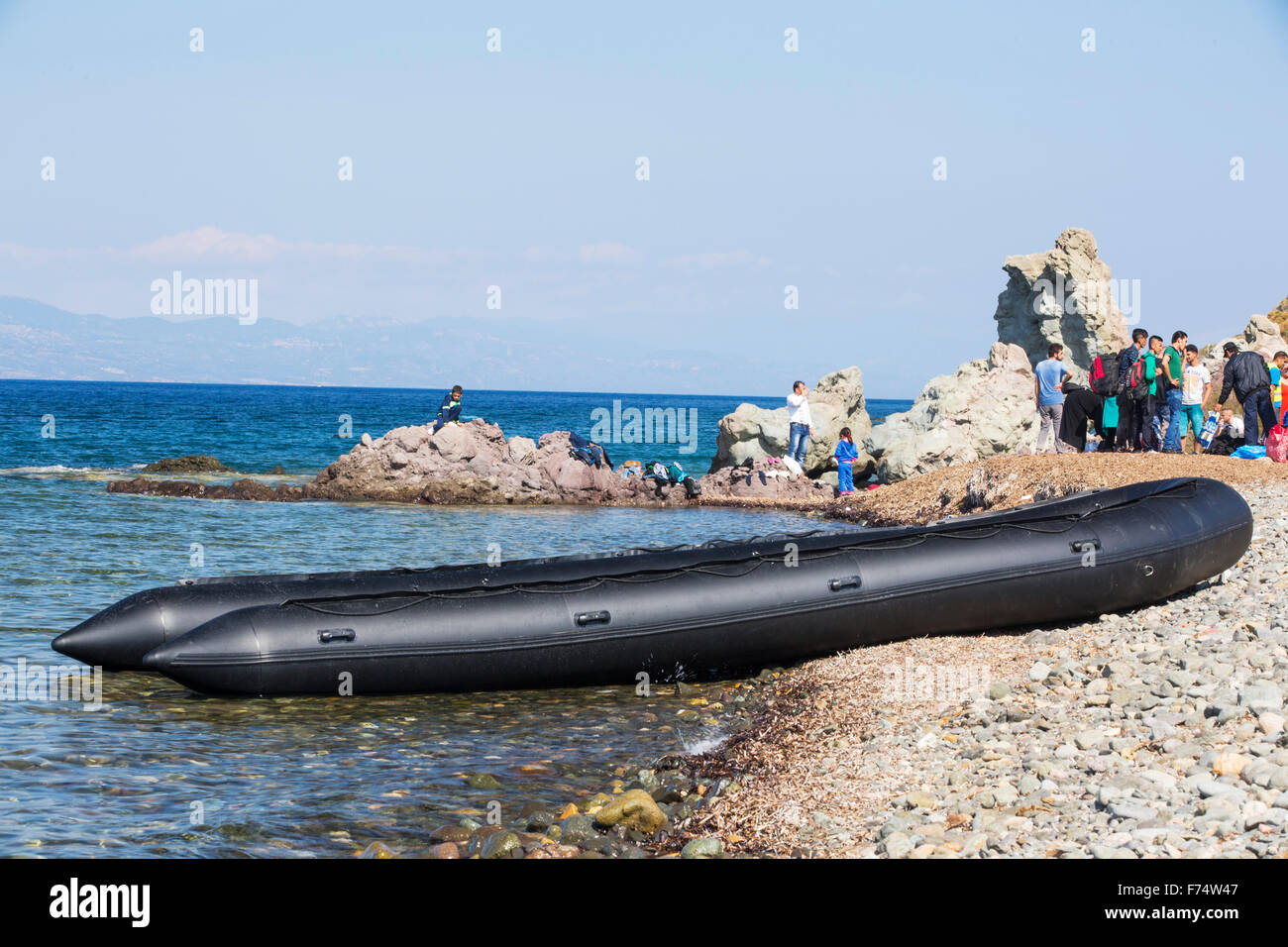 Gli immigrati siriani che fuggono dalla guerra e la fuga verso l'Europa, lo sbarco nell'isola greca di Lesbo sulla costa nord a Efthalou e aiutato da terra da volontari. Fino a 4 mila migranti un giorno sbarcano sull isola e schiacciante le autorità. Essi sono traficked illegale dal popolo turco i trafficanti che carica fino a 2.000 dollari a persona per mezza ora di viaggio in un sovraffollamento inflateable barca dalla terraferma turco a Lesbo. Foto Stock