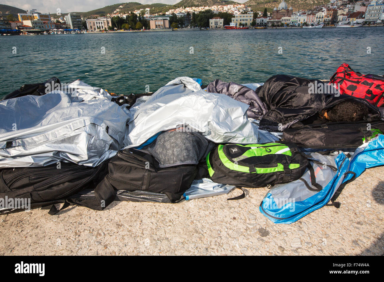 Gli immigrati siriani che fuggono dalla guerra e la fuga verso l'Europa, che hanno atterrato sull'isola greca di Lesbo sulla costa nord a Efthalou. Fino a 4 mila migranti un giorno sbarcano sull isola e schiacciante le autorità. Essi sono traficked illegale dal popolo turco i trafficanti che carica fino a 2.000 dollari a persona per mezza ora di viaggio in un sovraffollamento inflateable barca dalla terraferma turco a Lesbo. Foto Stock