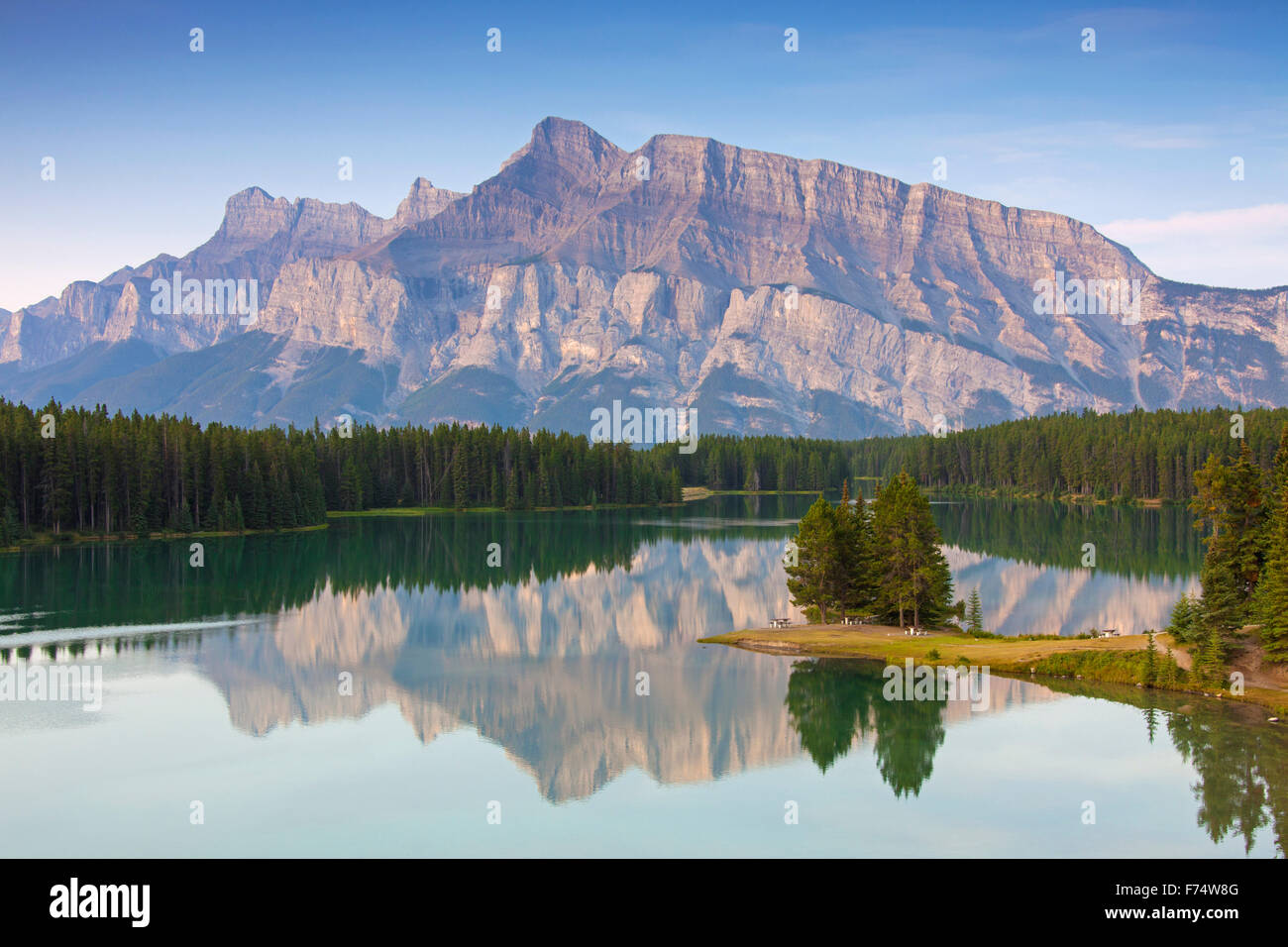 Mount Rundle e due jack Lake, il Parco Nazionale di Banff, Alberta, Canadian Rockies, Canada Foto Stock