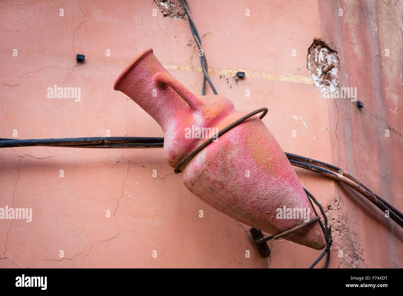 Tradizionale pentola di terracotta a parete nella medina di Marrakech Foto Stock