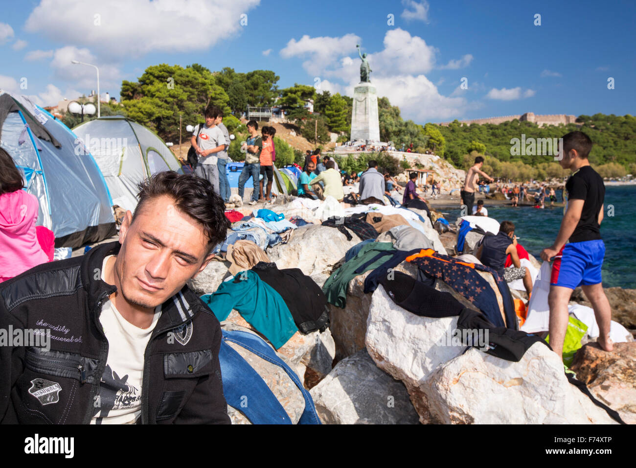 Gli immigrati siriani che fuggono dalla guerra e la fuga verso l'Europa, che hanno atterrato sull'isola greca di Lesbo sulla costa nord a Eft Foto Stock