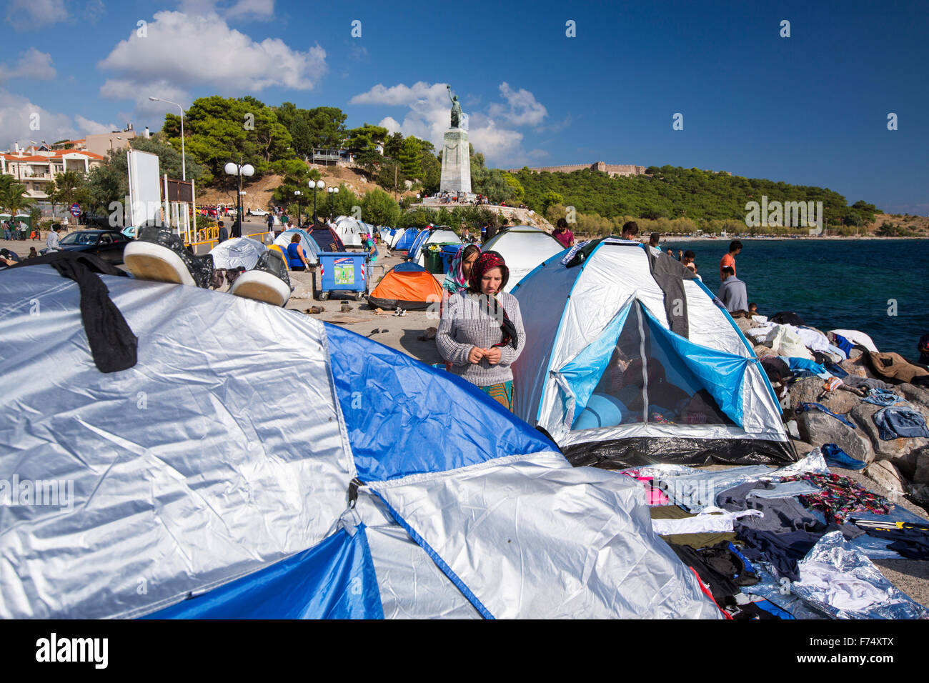 Gli immigrati siriani che fuggono dalla guerra e la fuga verso l'Europa, che hanno atterrato sull'isola greca di Lesbo sulla costa nord a Efthalou. Fino a 4 mila migranti un giorno sbarcano sull isola e schiacciante le autorità. Essi sono traficked illegale dal popolo turco i trafficanti che carica fino a 2.000 dollari a persona per mezza ora di viaggio in un sovraffollamento inflateable barca dalla terraferma turco a Lesbo. Foto Stock