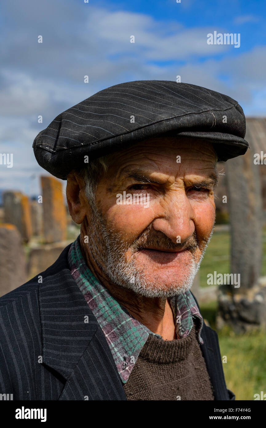 Uomo attorno al cimitero Noratus in Armenia Foto Stock