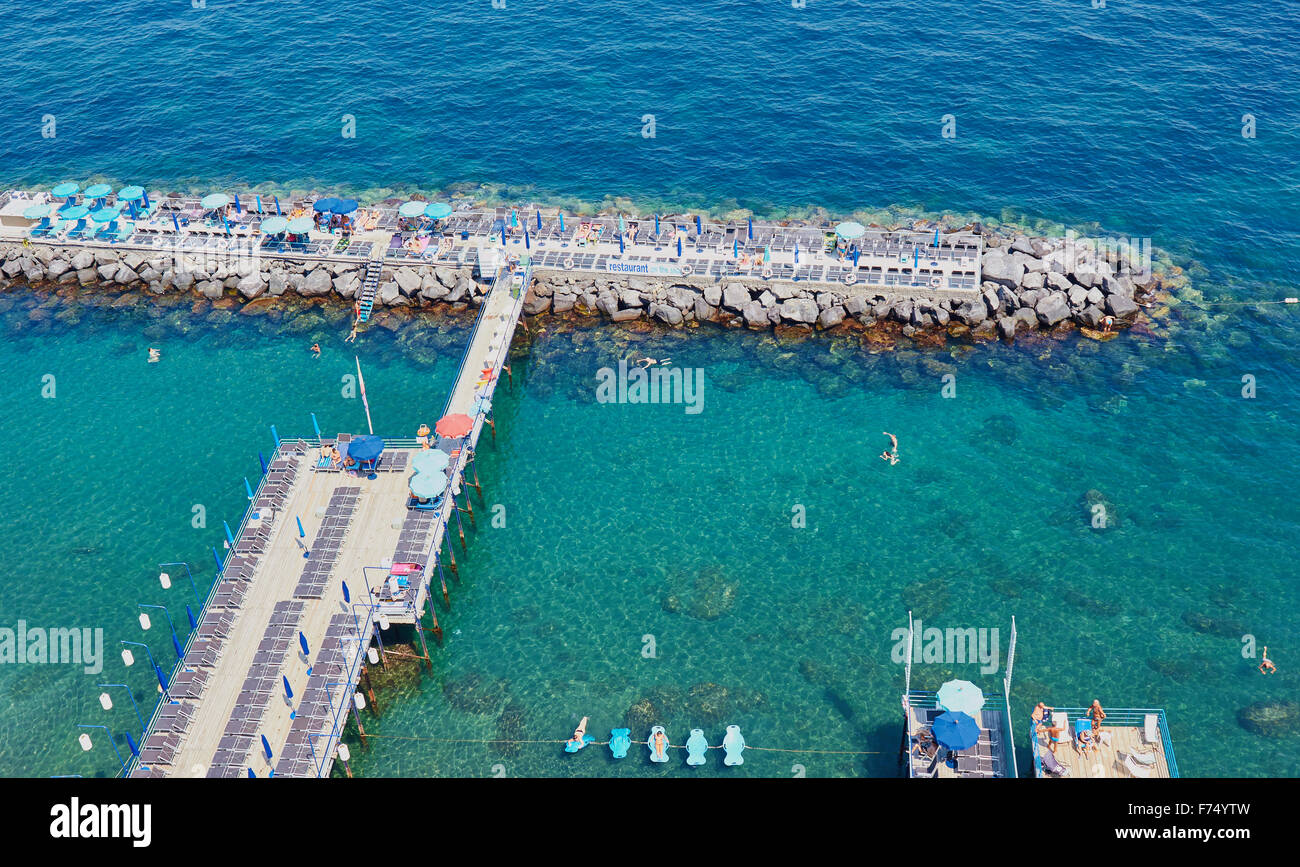 I turisti sulla piattaforma per prendere il sole e nuotare nel mare Tirreno Costiera Amalfitana Salerno Campania Italia Europa Foto Stock