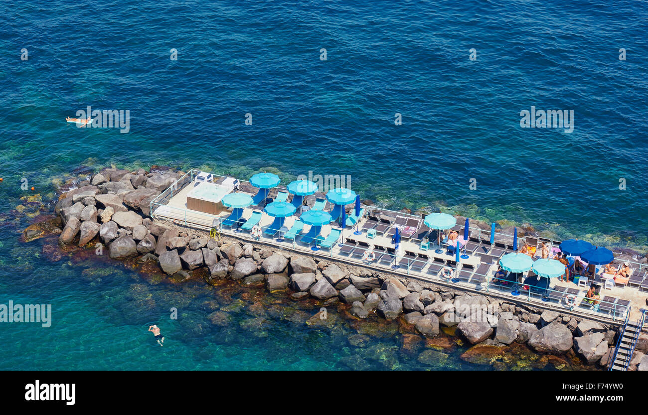 Manmade piattaforma per prendere il sole mare Tirreno Salerno Costiera Amalfitana Campania Italia Europa Foto Stock