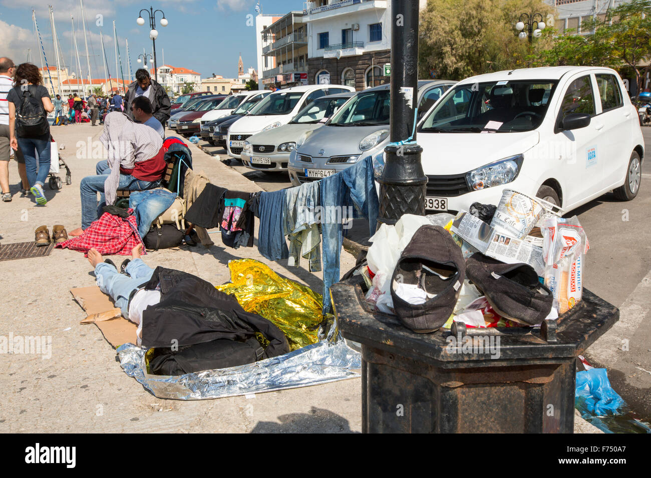 Gli immigrati siriani che fuggono dalla guerra e la fuga verso l'Europa, che hanno atterrato sull'isola greca di Lesbo sulla costa nord a Eft Foto Stock