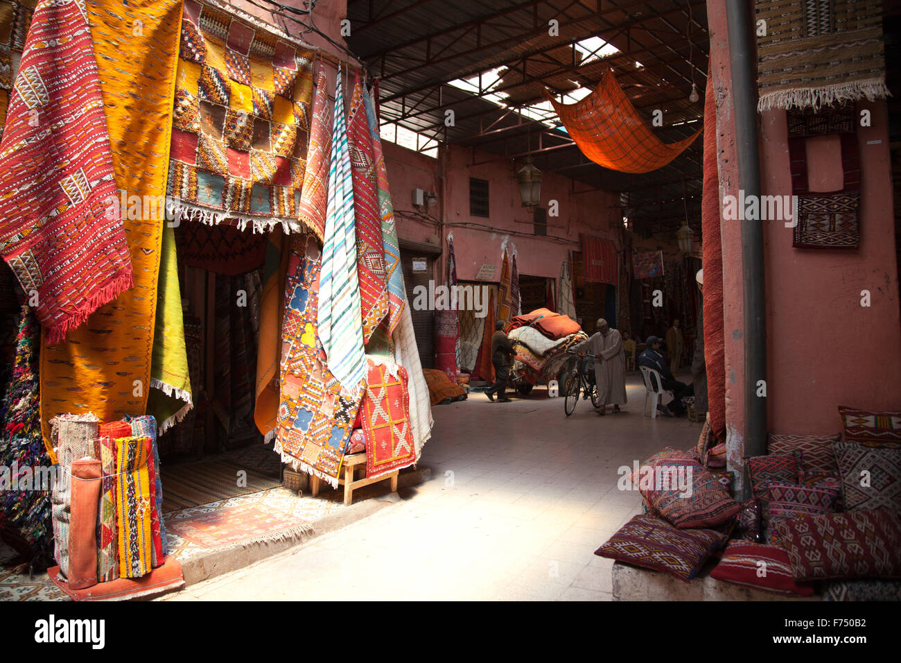 Tappeto di Marrakech souk in luce morbida, Marocco Foto Stock