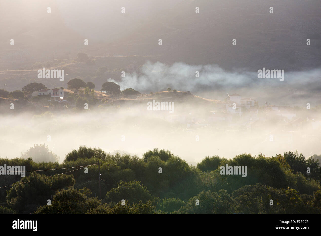 La nebbia e il fumo di un incendio in Skala Eresou, su Lesbo, Grecia. Foto Stock