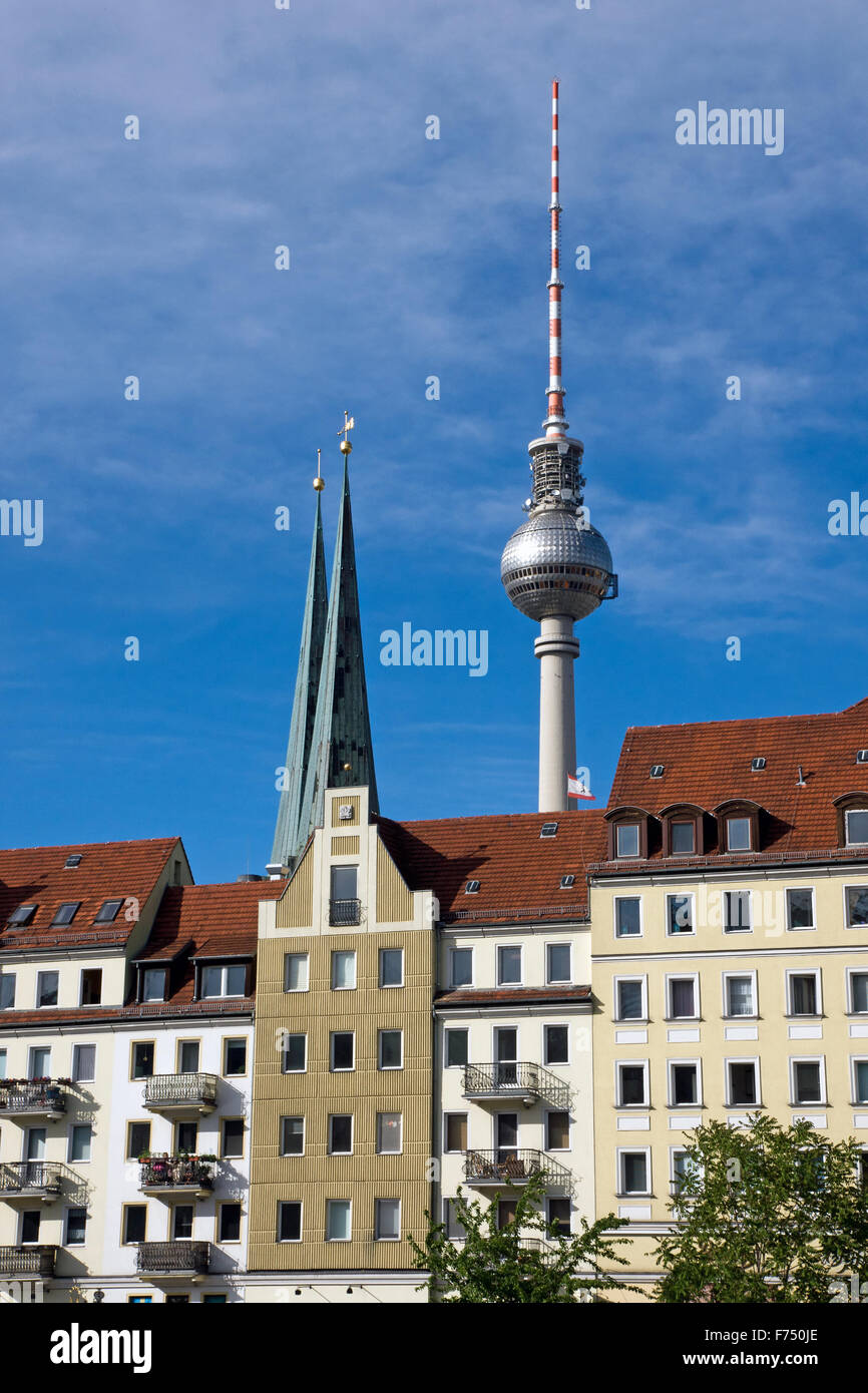 Nikolaiviertel di Berlino con la famosa torre della televisione Foto Stock
