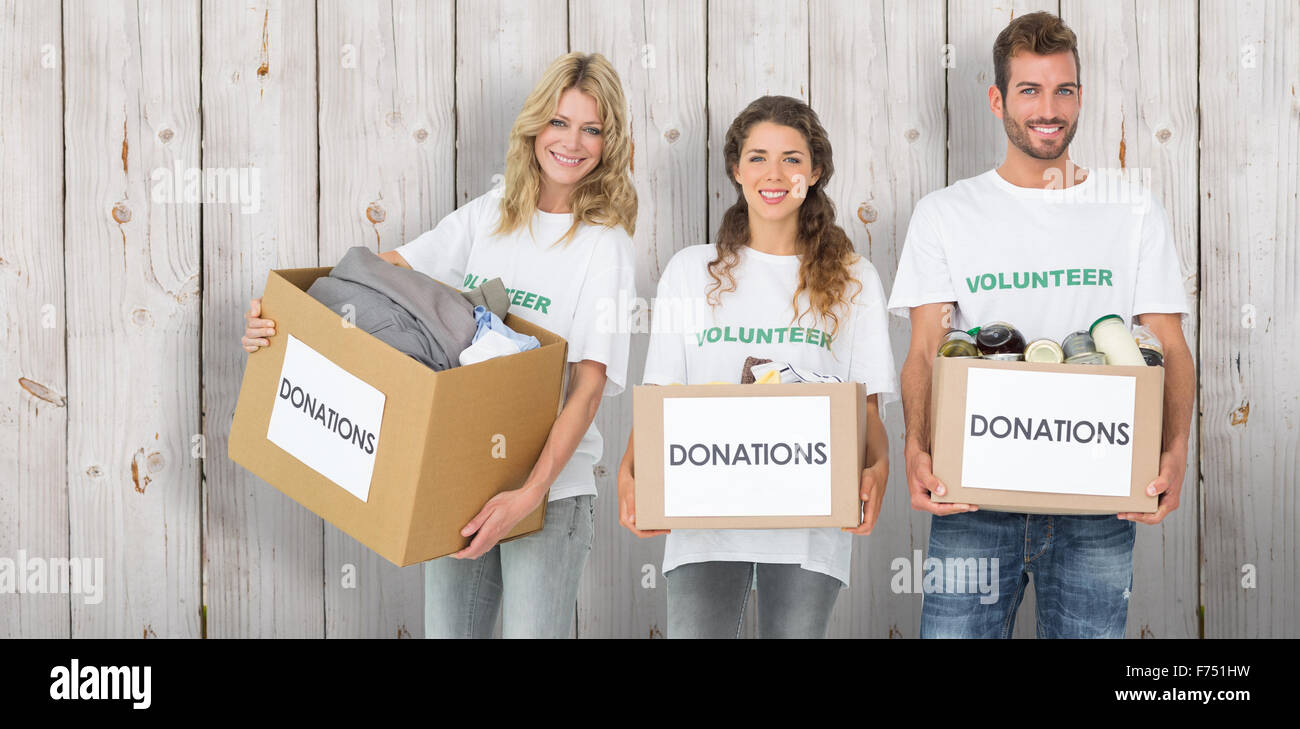 Immagine composita del ritratto di tre sorridenti giovani con scatole di donazione Foto Stock