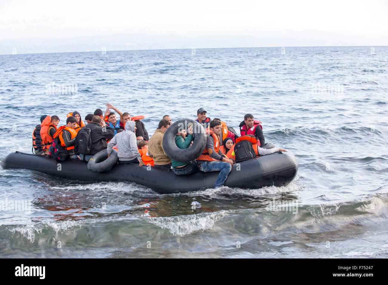 Gli immigrati siriani che fuggono dalla guerra e la fuga verso l'Europa, lo sbarco nell'isola greca di Lesbo sulla costa nord a Efthalou. Fino a 4 mila migranti un giorno sbarcano sull isola e schiacciante le autorità. Essi sono traficked illegale dal popolo turco i trafficanti che carica fino a 2.000 dollari a persona per mezza ora di viaggio in un sovraffollamento inflateable barca dalla terraferma turco a Lesbo. Foto Stock