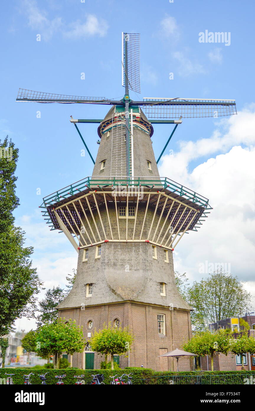 Vecchio mulino a vento nella città Amsteredam, Paesi Bassi, Europa Foto Stock