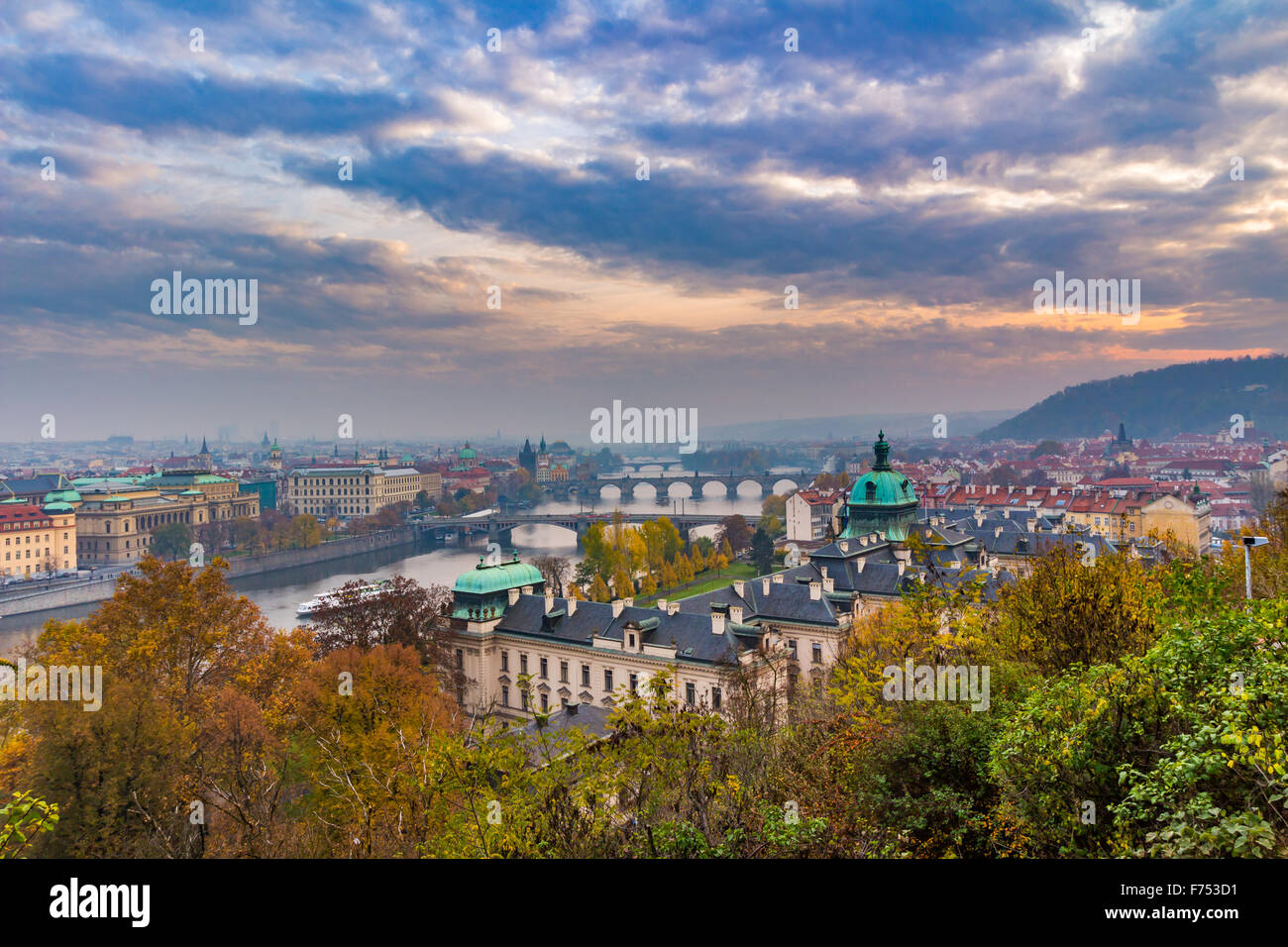 Praga e il fiume Moldava dalla collina Letna - Romantica vista dopo il tramonto nebbioso - Capitale Europea della Boemia Repubblica Ceca Foto Stock