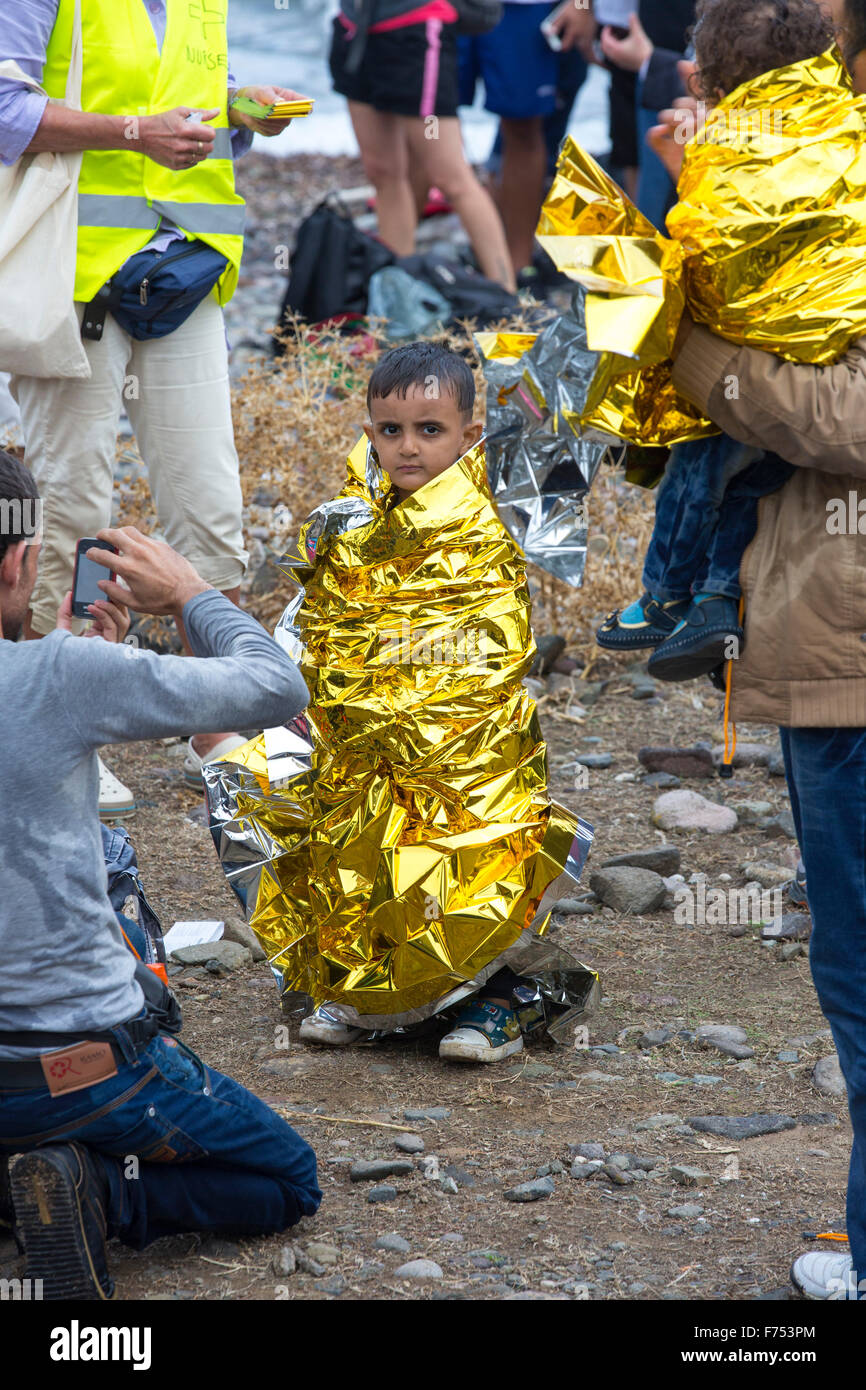 Gli immigrati siriani che fuggono dalla guerra e la fuga verso l'Europa, lo sbarco nell'isola greca di Lesbo sulla costa nord a Efthalou. Fino a 4 mila migranti un giorno sbarcano sull isola e schiacciante le autorità. Essi sono traficked illegale dal popolo turco i trafficanti che carica fino a 2.000 dollari a persona per mezza ora di viaggio in un sovraffollamento inflateable barca dalla terraferma turco a Lesbo. Foto Stock