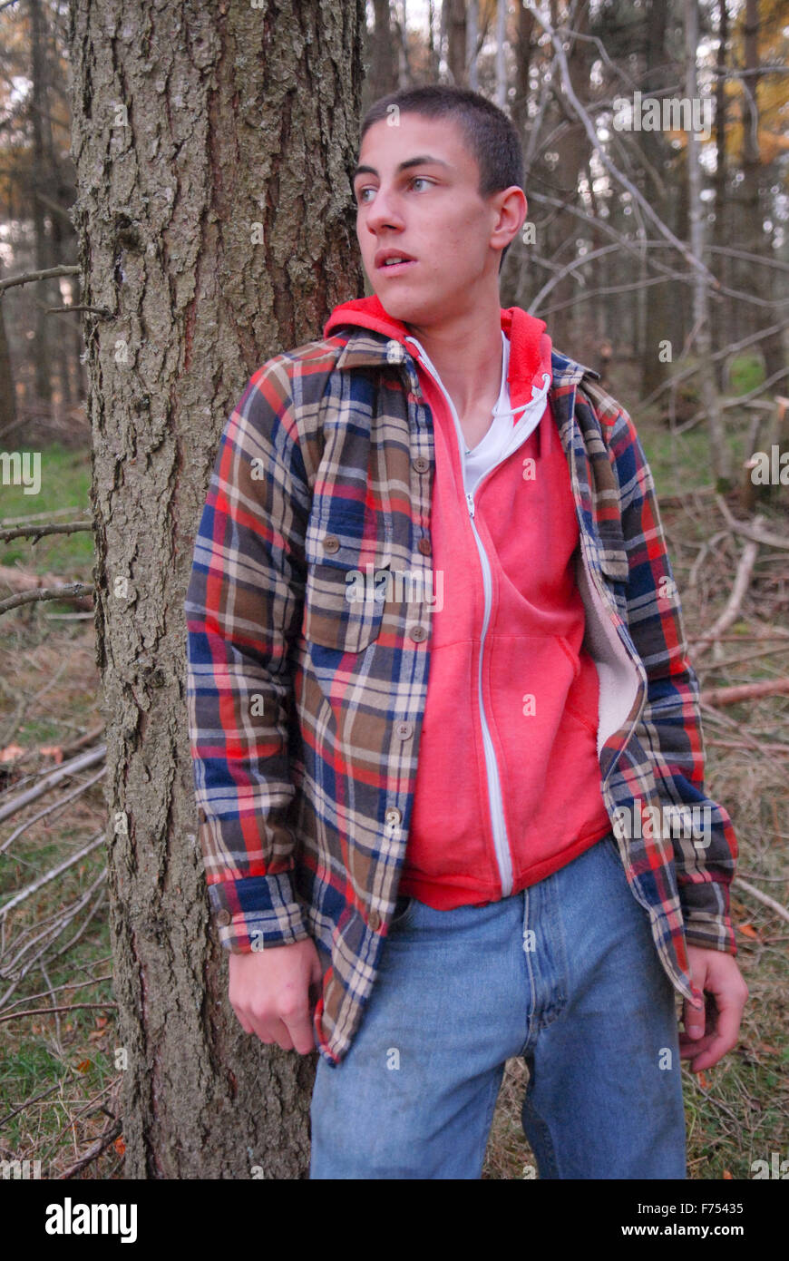 Ragazzo adolescente nella foresta. Foto Stock